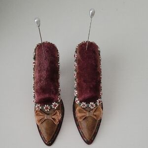 (2) Vintage Wooden Pin Cushion Womens  Heels